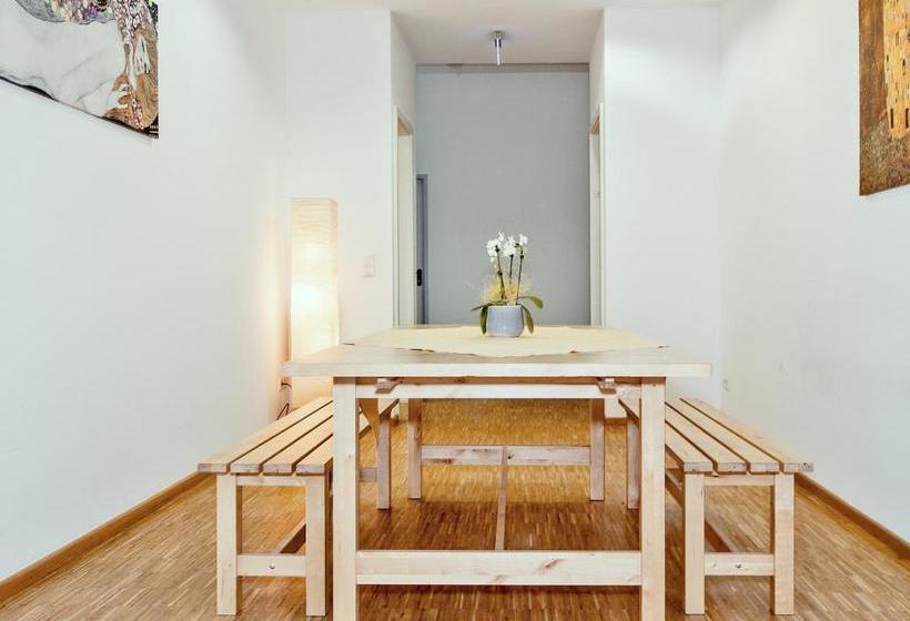 Carl Hostel München