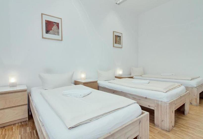 Carl Hostel München