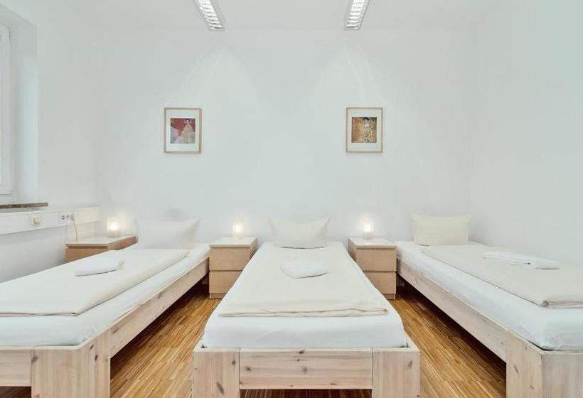 Carl Hostel München