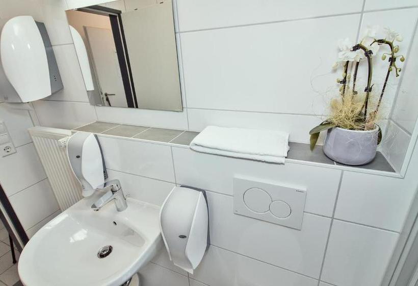 Carl Hostel München