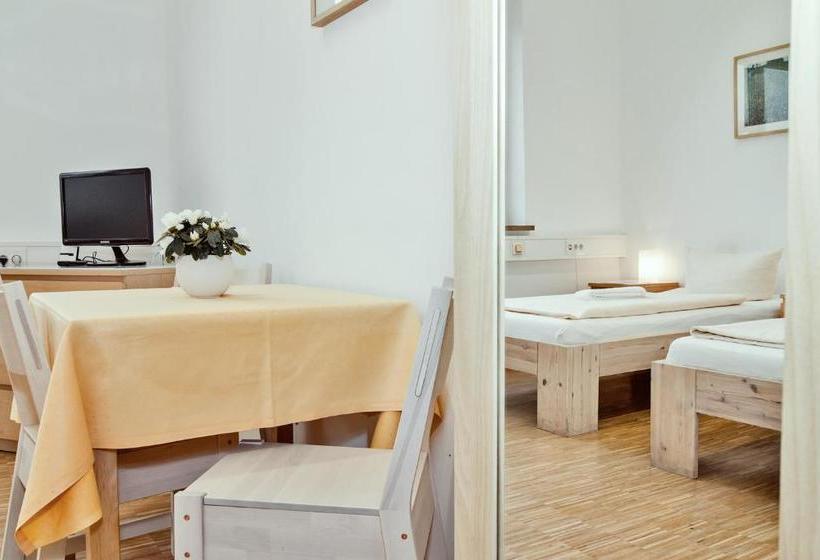 Carl Hostel München