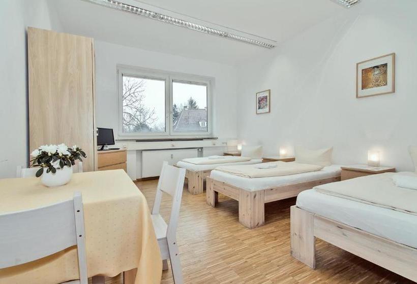 Carl Hostel München