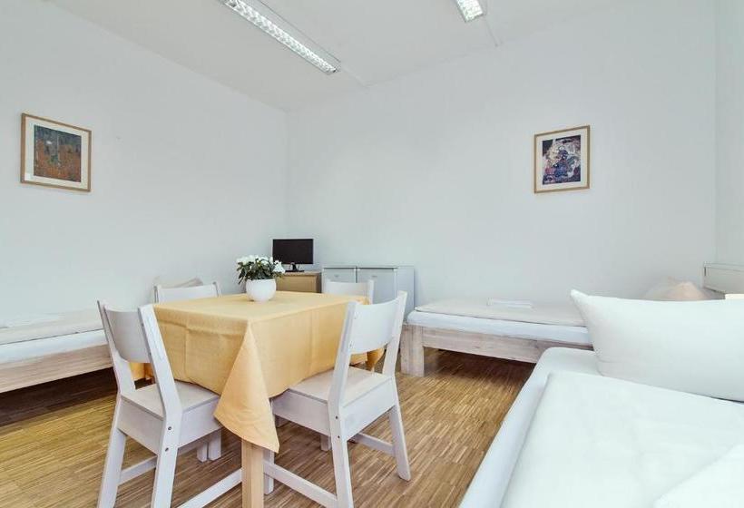 Carl Hostel München