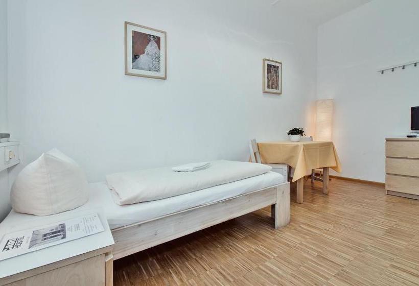 Carl Hostel München