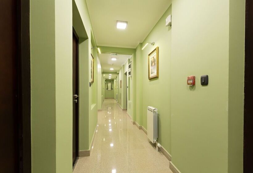 هتل Sterling Garni