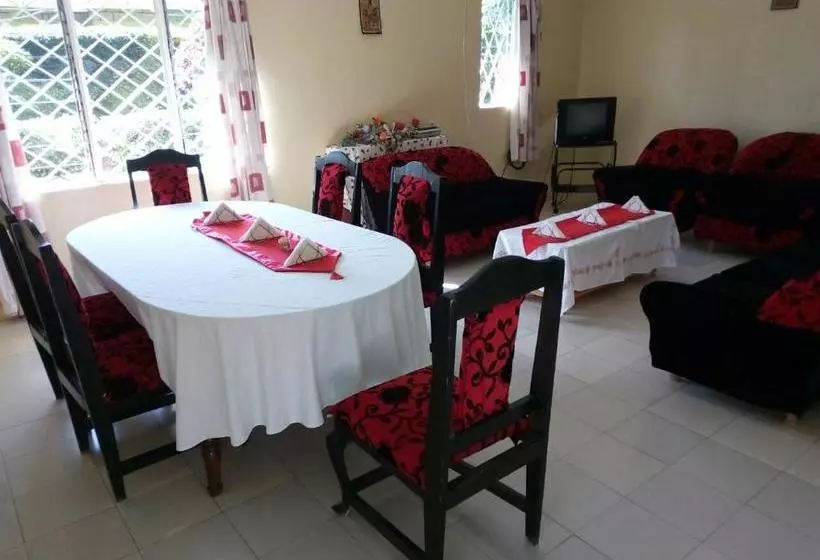 تختخواب و صبحانه Legacy Gardens Nyeri