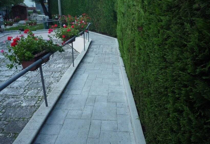 ホテル Albergo Il Giardino Del Rio