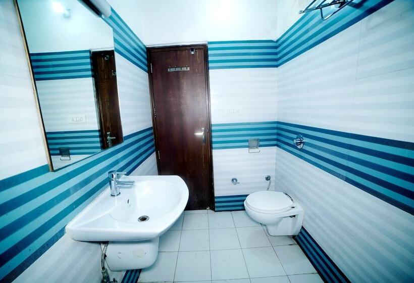 Hotel Holiday Comfort   800 Mts From Jallianwala Bagh