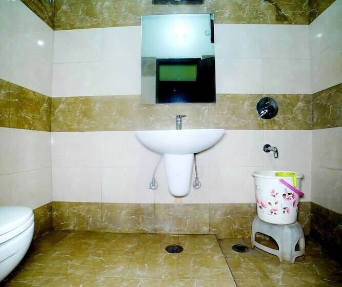 Hotel Holiday Comfort   800 Mts From Jallianwala Bagh