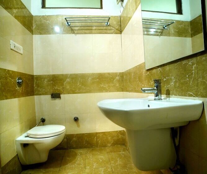 Hotel Holiday Comfort   800 Mts From Jallianwala Bagh