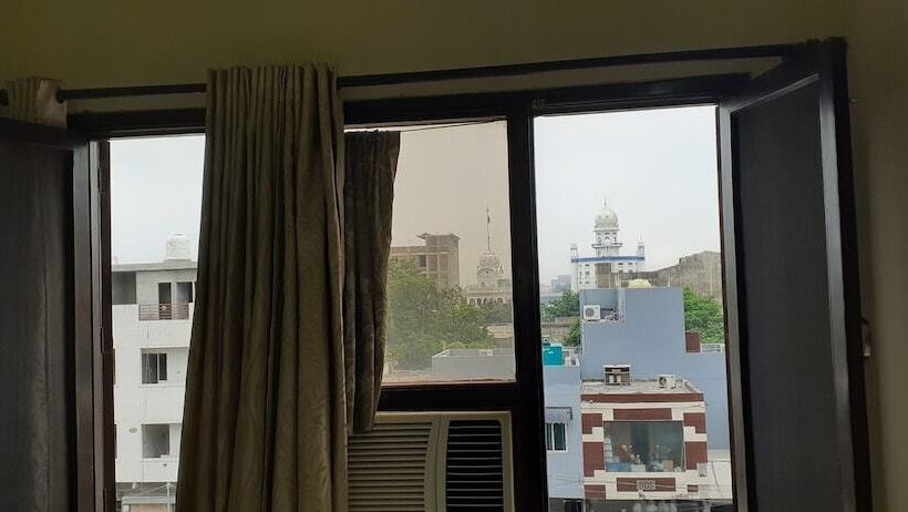 Hotel Holiday Comfort   800 Mts From Jallianwala Bagh