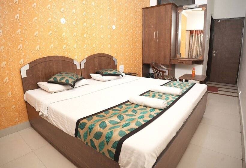 Hotel Holiday Comfort   800 Mts From Jallianwala Bagh