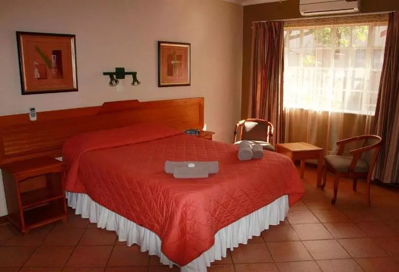 هتل Jacaranda Lodge