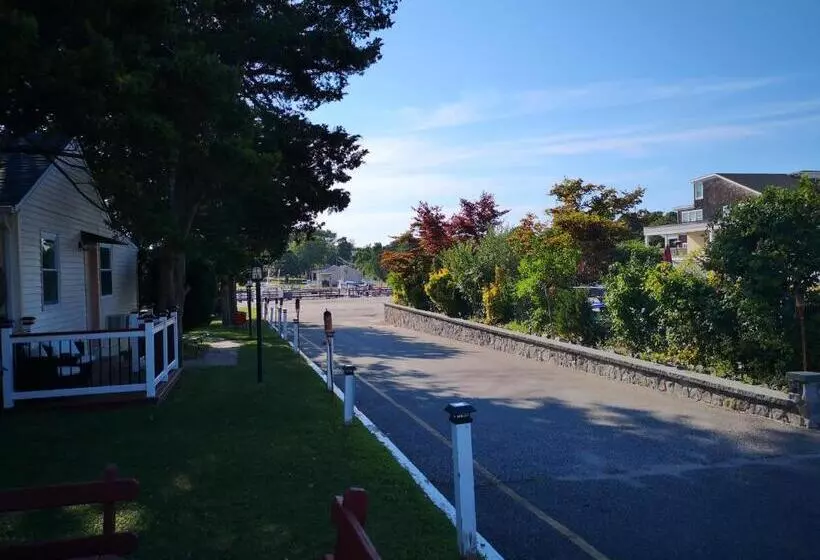 Baywatch Hotel & Marina