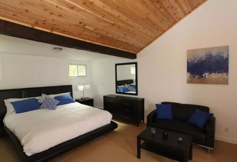 Baywatch Hotel & Marina