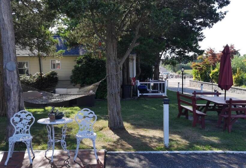 Baywatch Hotel & Marina