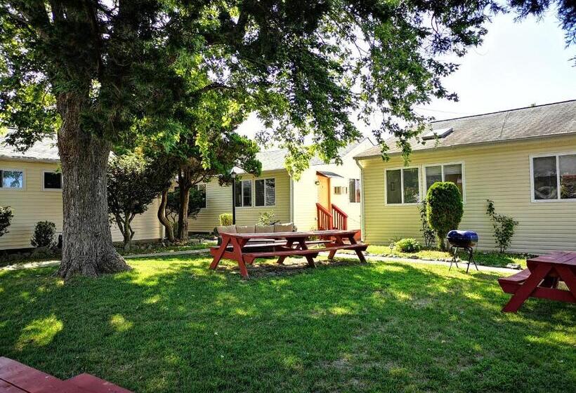 Baywatch Hotel & Marina