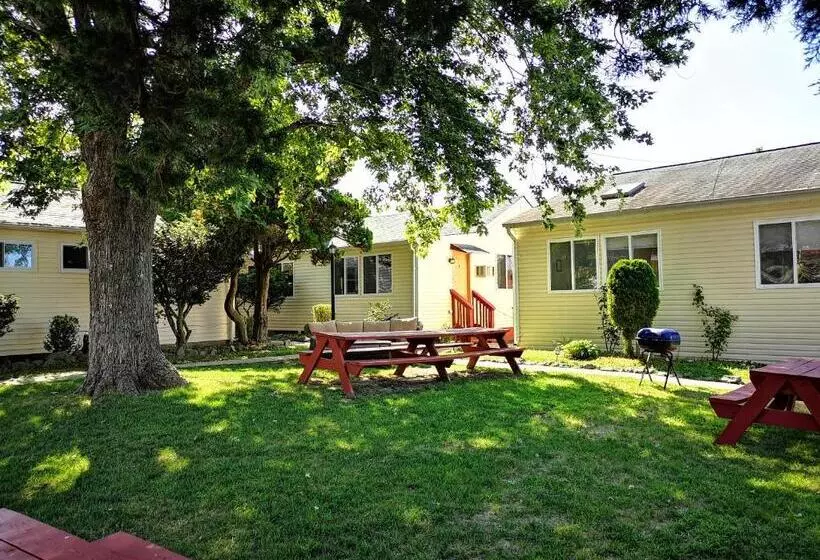 Baywatch Hotel & Marina