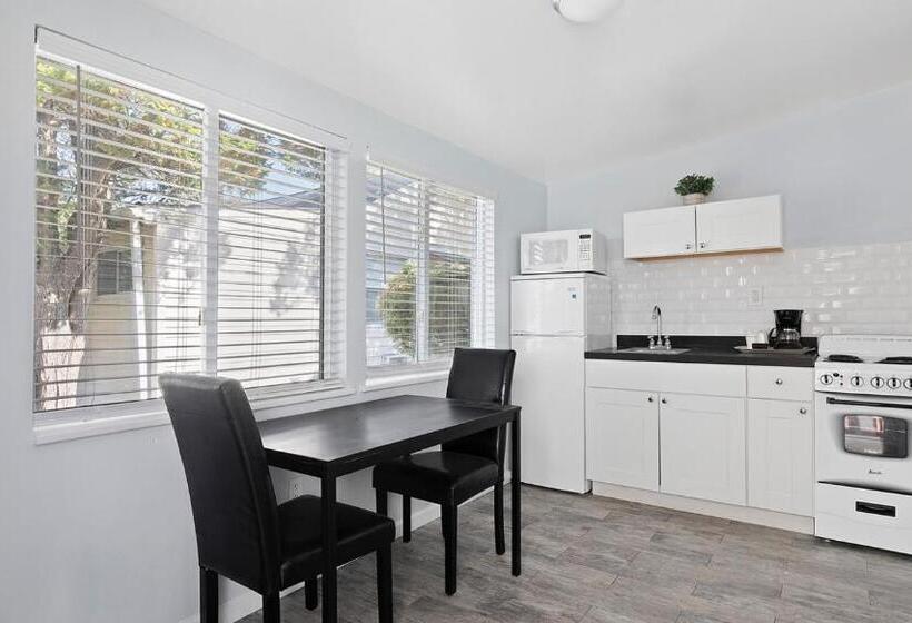 Baywatch Hotel & Marina