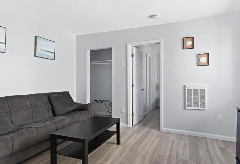 Baywatch Hotel & Marina