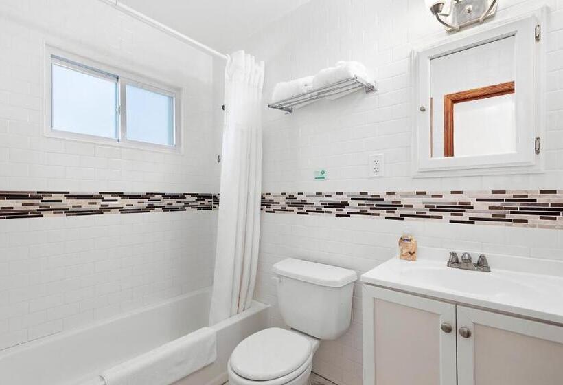 Baywatch Hotel & Marina