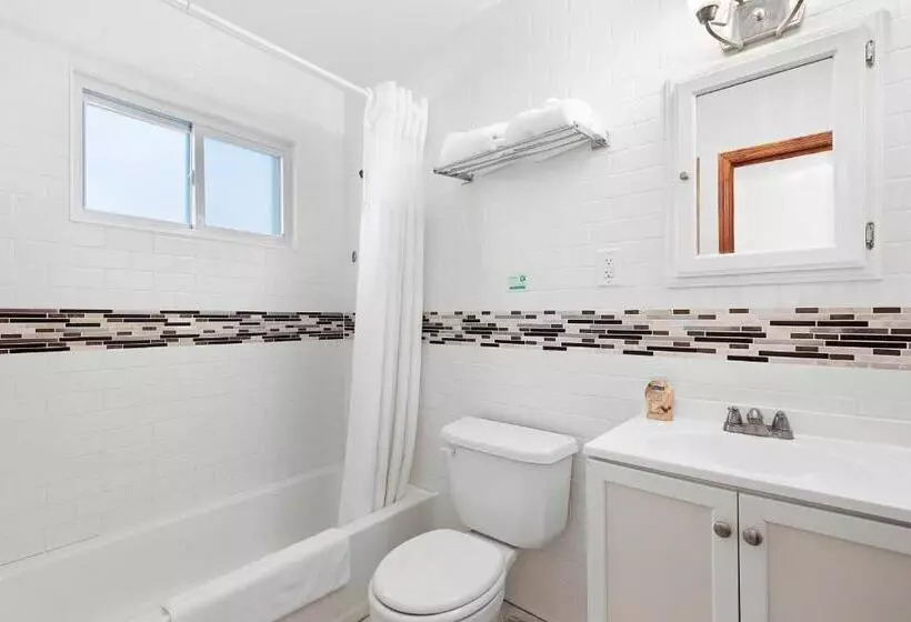 Baywatch Hotel & Marina