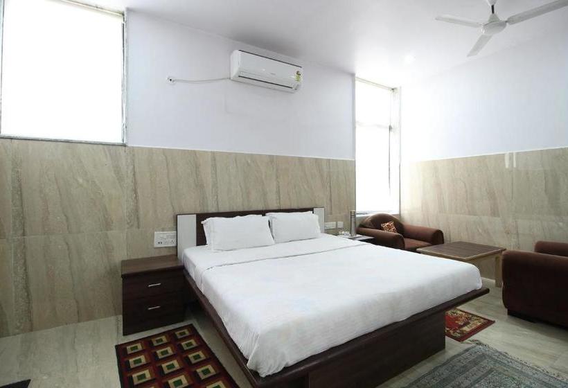 هتل Spot On 38402 Rsp Royals Resort