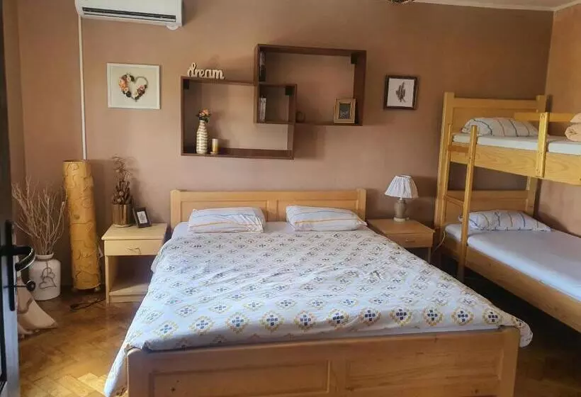 Hostelche Guest House