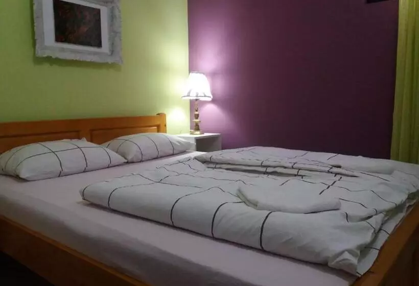 Hostelche Guest House