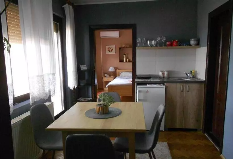 Hostelche Guest House