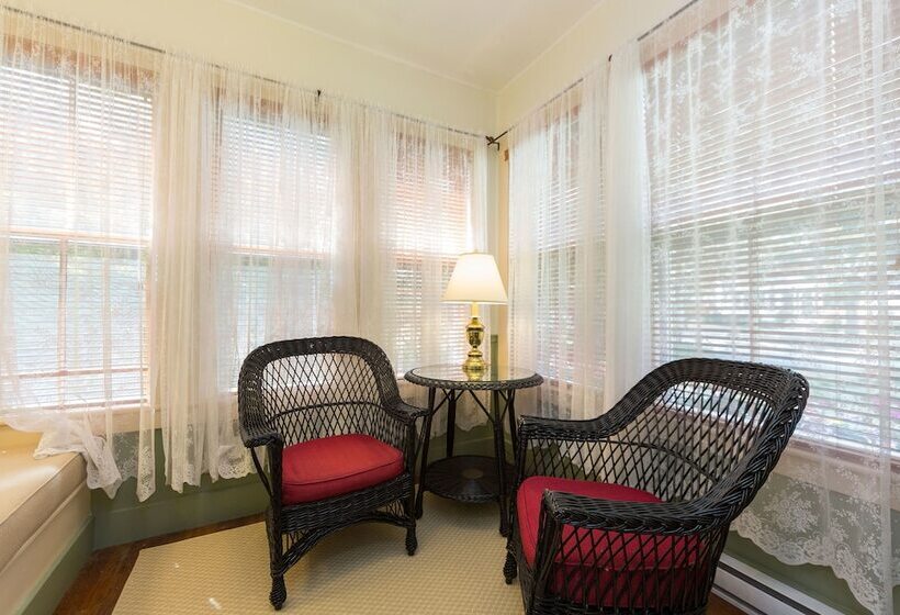 Bed and Breakfast The Elmhurst Inn