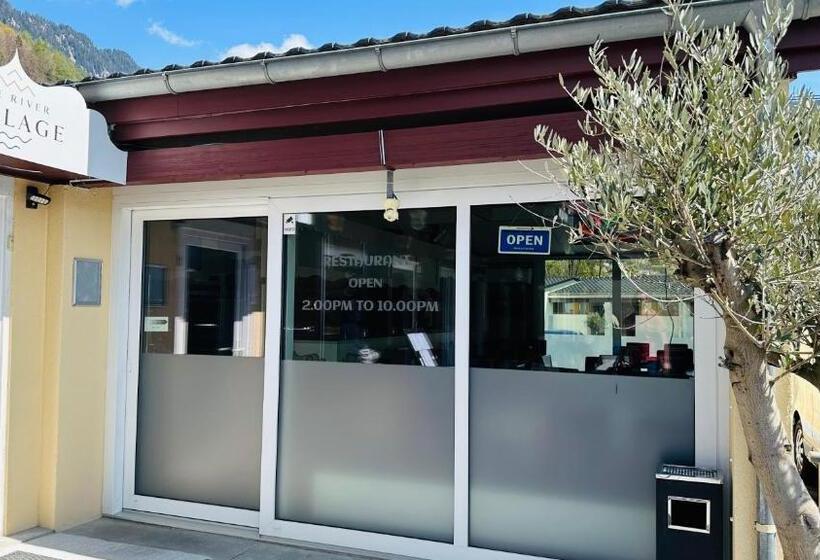 ホテル The River Village