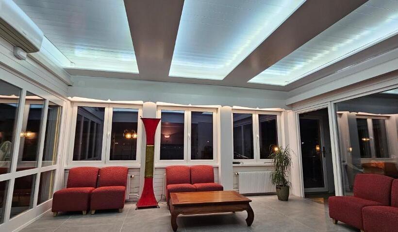 ホテル The River Village