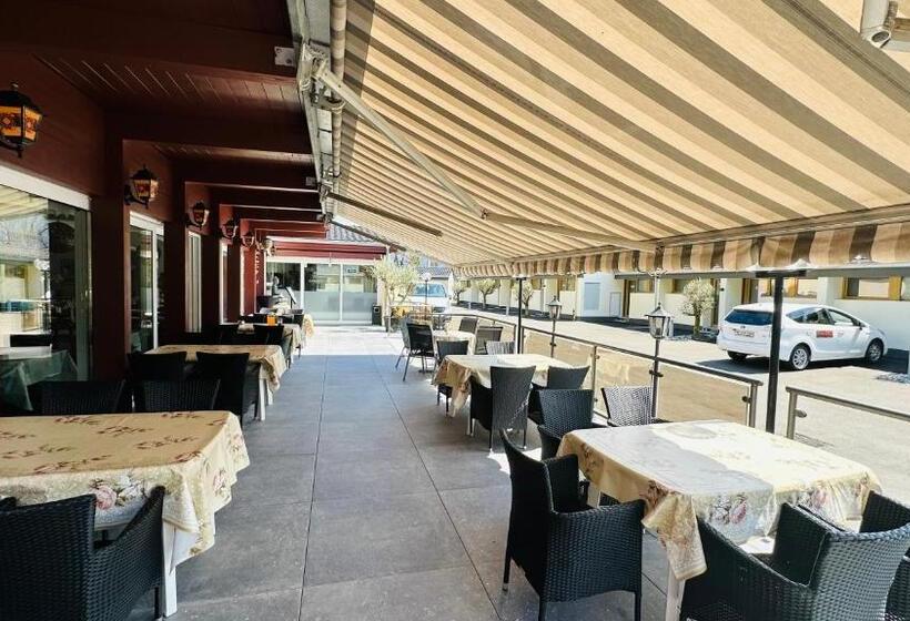 ホテル The River Village