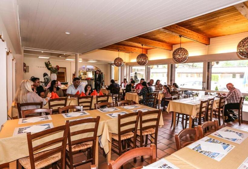 ホテル The River Village