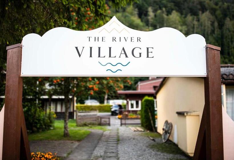 ホテル The River Village