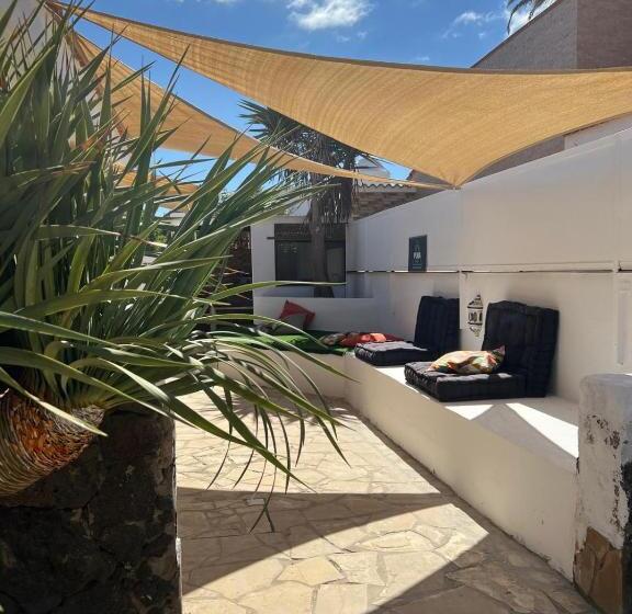 هاستل Pura Vida Surf Camp & School