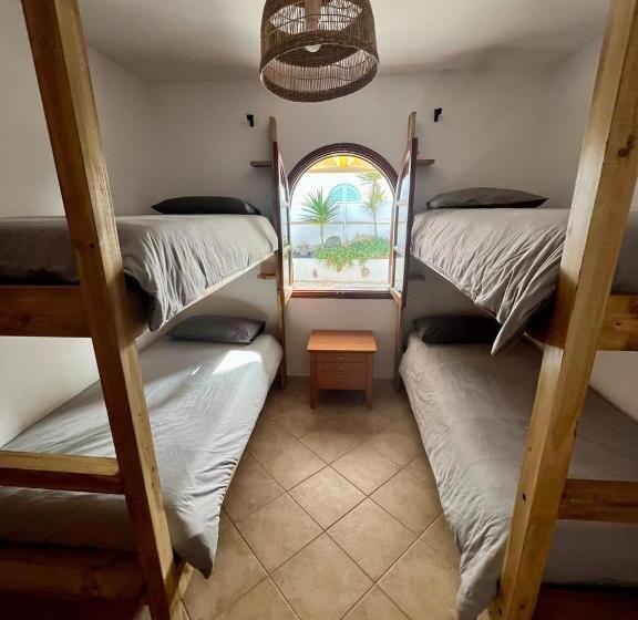 هاستل Pura Vida Surf Camp & School