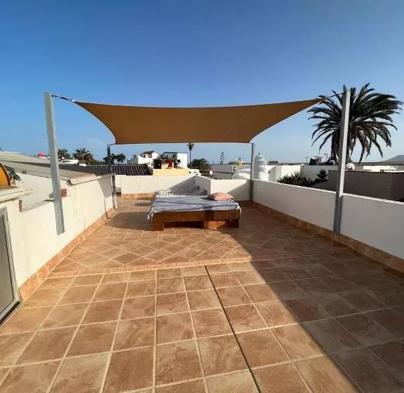 Retkeilymaja Pura Vida Surf Camp & School