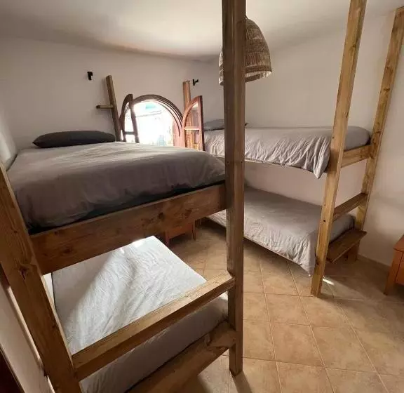 Retkeilymaja Pura Vida Surf Camp & School