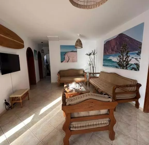 Retkeilymaja Pura Vida Surf Camp & School