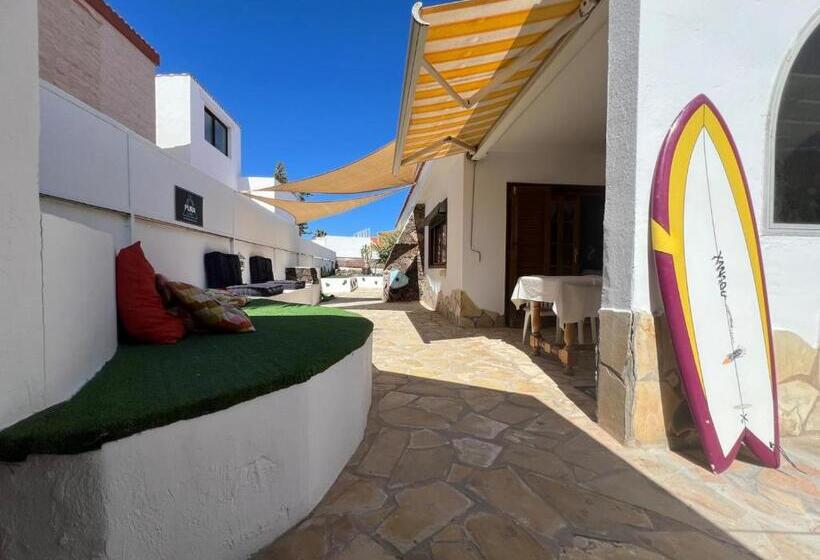 هاستل Pura Vida Surf Camp & School