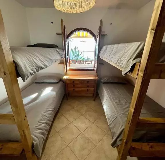 Retkeilymaja Pura Vida Surf Camp & School