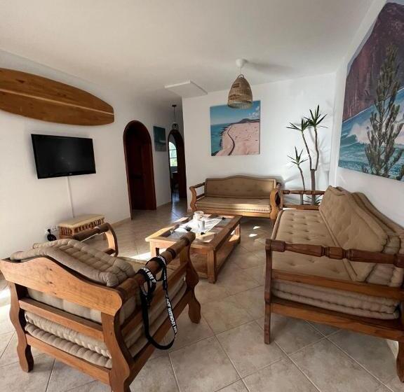 هاستل Pura Vida Surf Camp & School