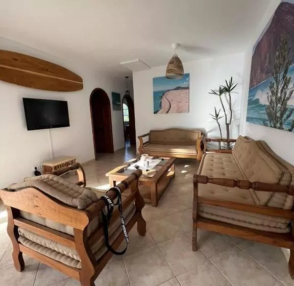 Retkeilymaja Pura Vida Surf Camp & School