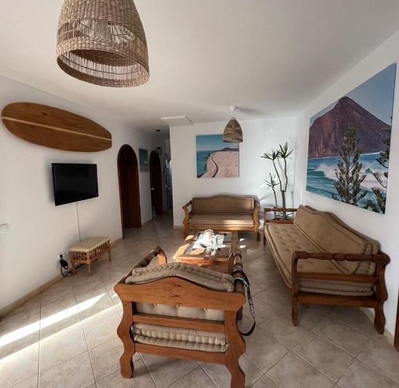 هاستل Pura Vida Surf Camp & School