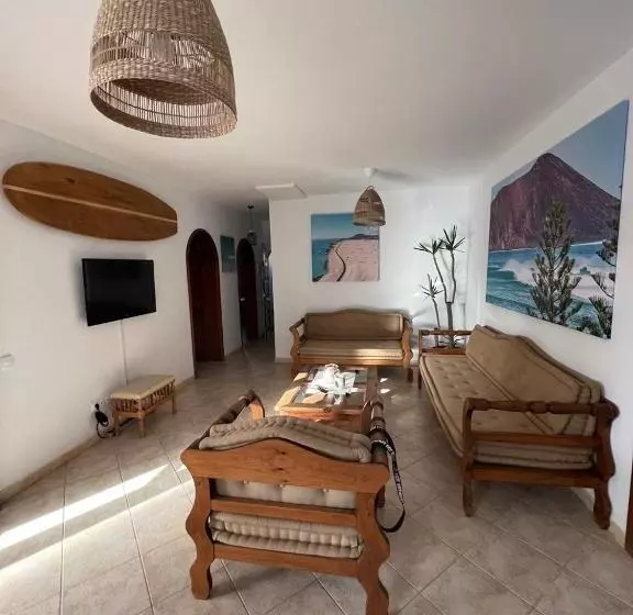 Retkeilymaja Pura Vida Surf Camp & School