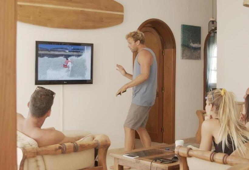 هاستل Pura Vida Surf Camp & School