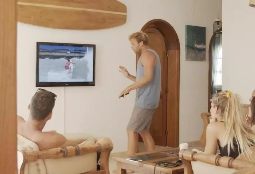 Retkeilymaja Pura Vida Surf Camp & School