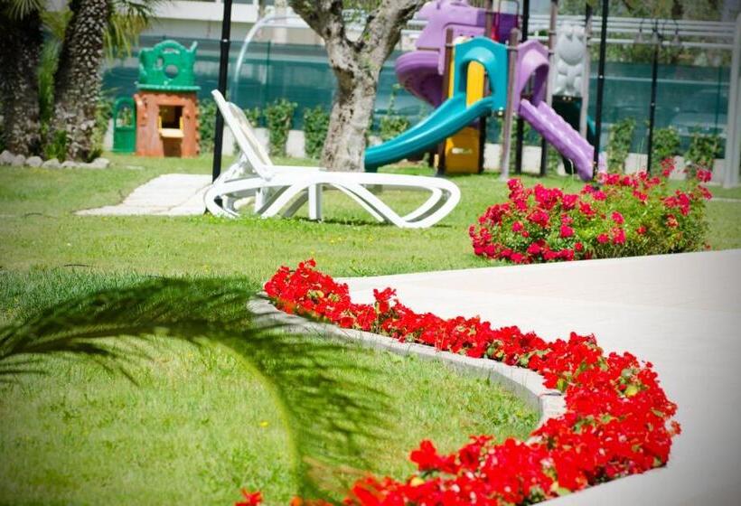 Almaluna Hotel & Resort